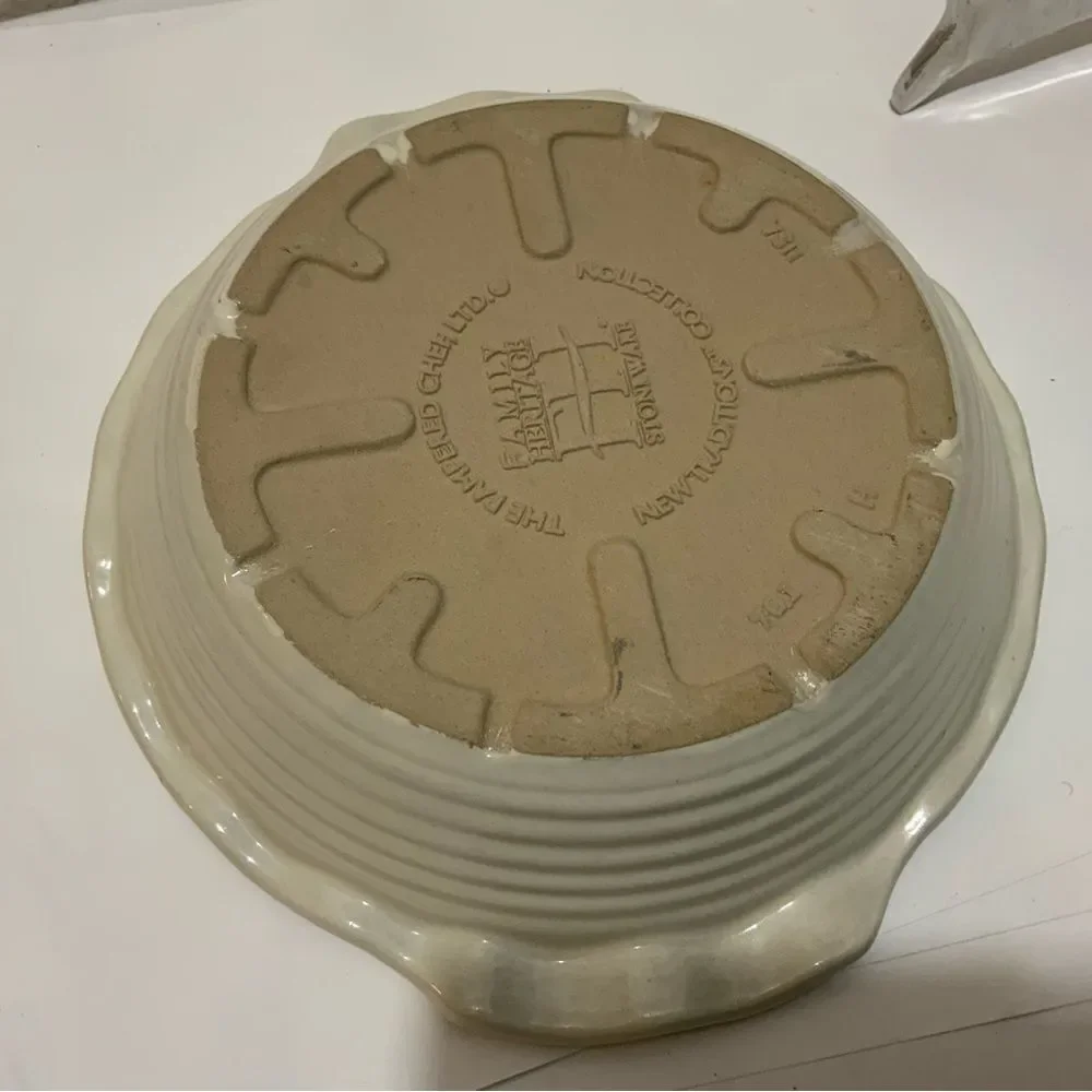 Pampered Chef Family Heritage New Traditions Stoneware Fluted Pie Plate Pan
